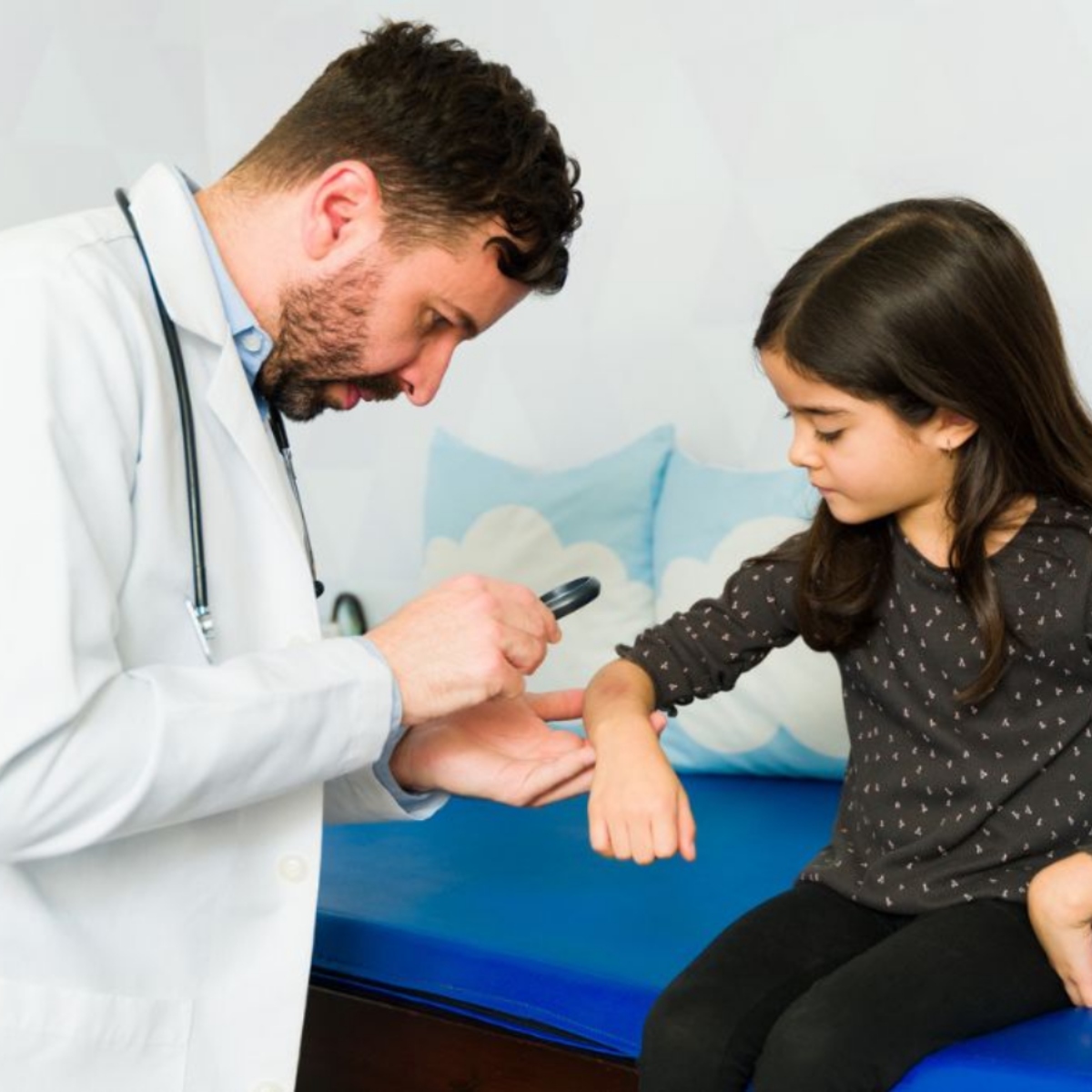 أخصائي الأمراض الجلدية